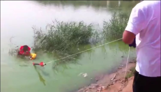 石家莊2名電力維護(hù)人員失足落水 逐浪水利工作人員發(fā)射拋投器營(yíng)救